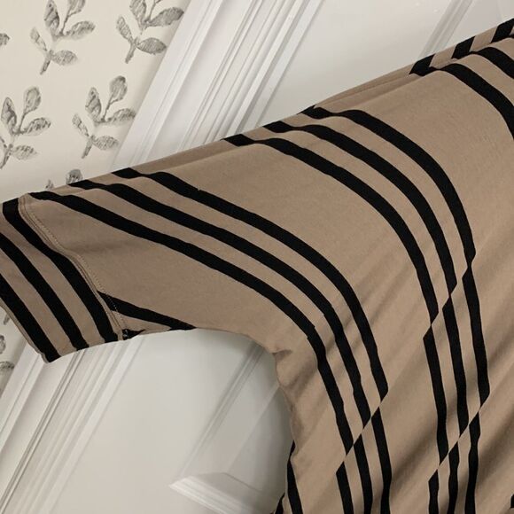 Lane Bryant V-neck front and back size 22/24 tan and black blouse - Picture 4 of 10